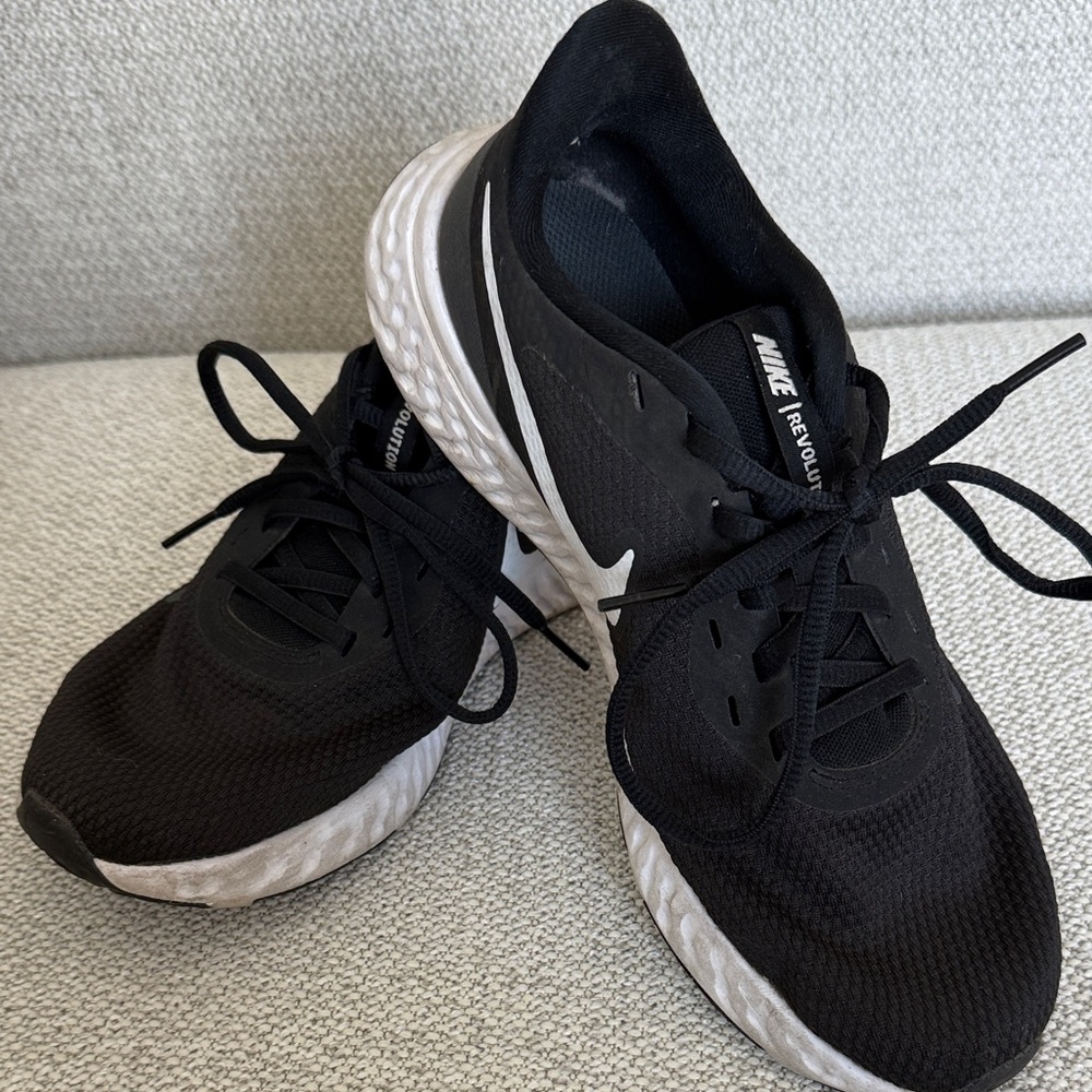 🥰Nike Revolution 5 Black and White Athletic women’s Sneakers
Size 8.5